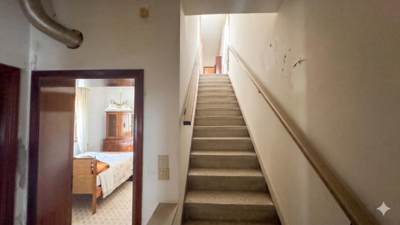 Graziosa casa singola, in posizione amena prossima all'argine, disposta su due livelli e composta...