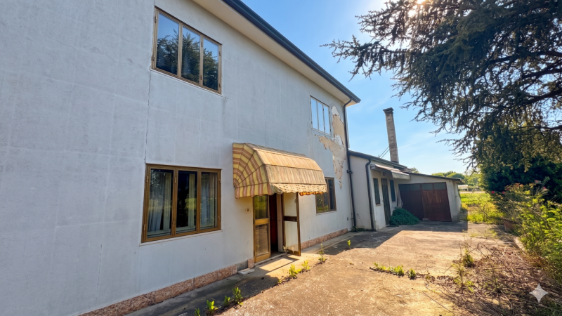 Graziosa casa singola, in posizione amena prossima all'argine, disposta su due livelli e composta...