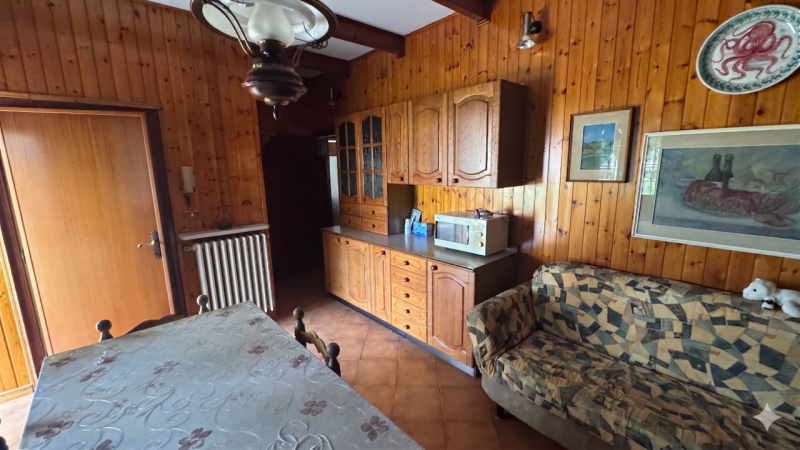 Graziosa casa singola, in posizione amena prossima all'argine, disposta su due livelli e composta...