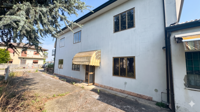 Graziosa casa singola, in posizione amena prossima all'argine, disposta su due livelli e composta...