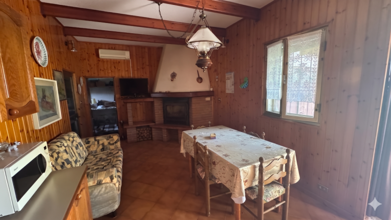 Graziosa casa singola, in posizione amena prossima all'argine, disposta su due livelli e composta...