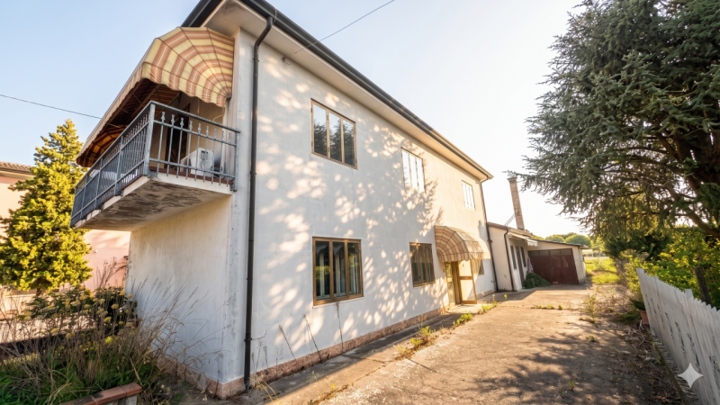 Graziosa casa singola, in posizione amena prossima all'argine, disposta su due livelli e composta...