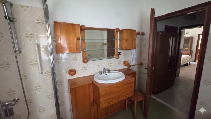 Graziosa casa singola, in posizione amena prossima all'argine, disposta su due livelli e composta...