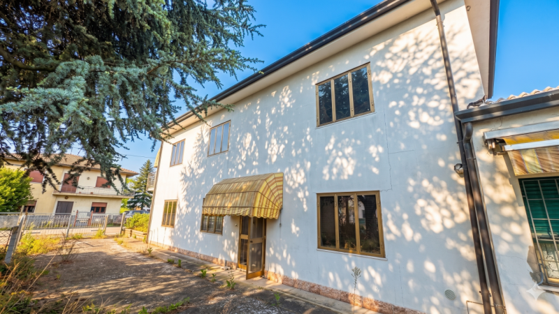 Graziosa casa singola, in posizione amena prossima all'argine, disposta su due livelli e composta...