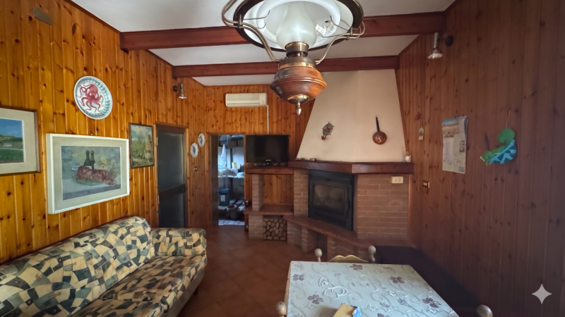 Graziosa casa singola, in posizione amena prossima all'argine, disposta su due livelli e composta...