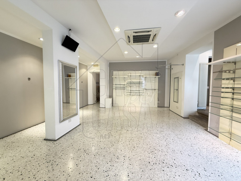 Proponiamo in vendita esclusiva ampio negozio di 215 mq circa, un' opportunità di investimento si...