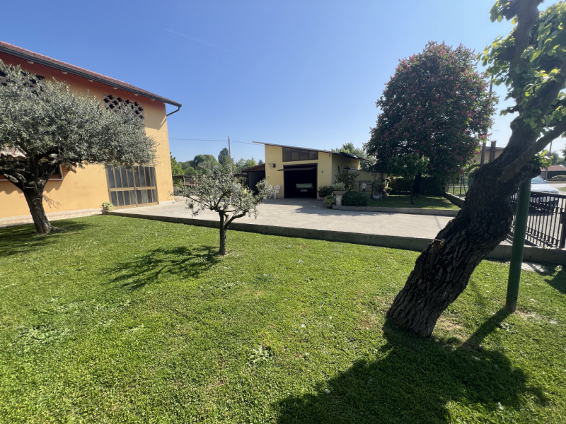 San Dono di Massanzago – Porzione di bifamiliare in tranquilla zona di campagna

In un contesto r...