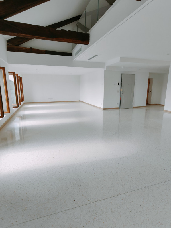 Prato della Valle, frutto di un'importante ristrutturazione, proponiamo attico disposto su due li...