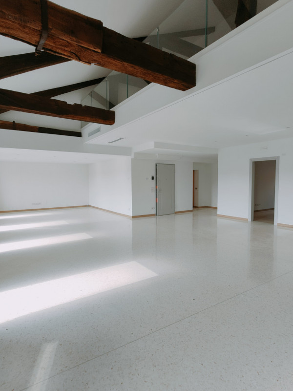 Prato della Valle, frutto di un'importante ristrutturazione, proponiamo attico disposto su due li...