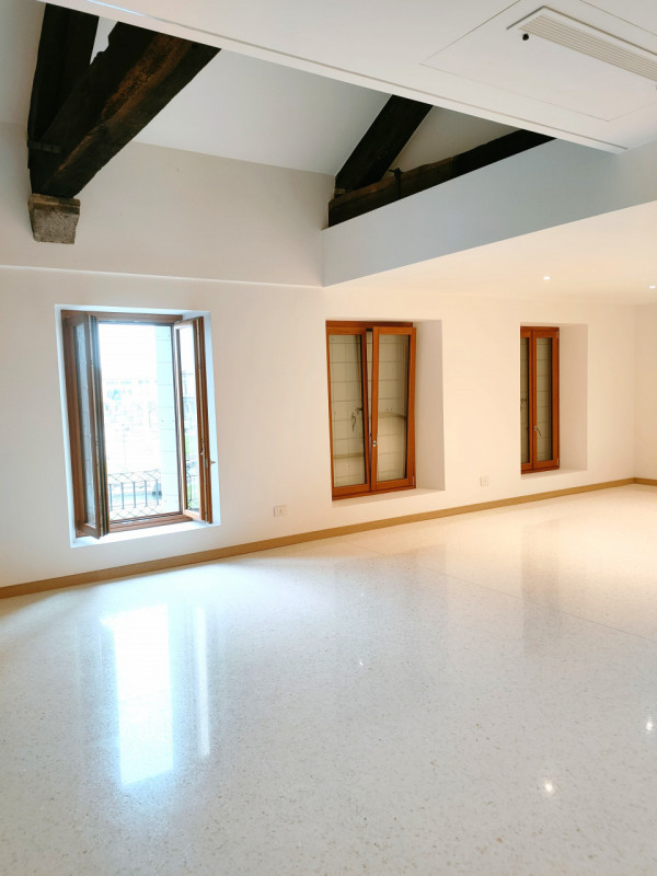 Prato della Valle, frutto di un'importante ristrutturazione, proponiamo attico disposto su due li...