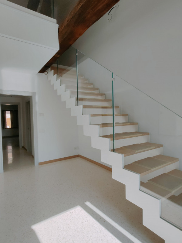 Prato della Valle, frutto di un'importante ristrutturazione, proponiamo attico disposto su due li...