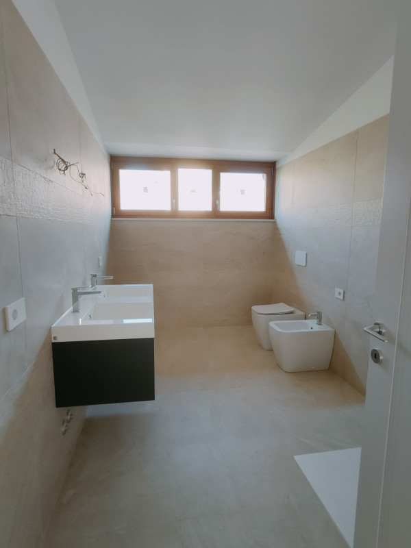 Prato della Valle, frutto di un'importante ristrutturazione, proponiamo attico disposto su due li...