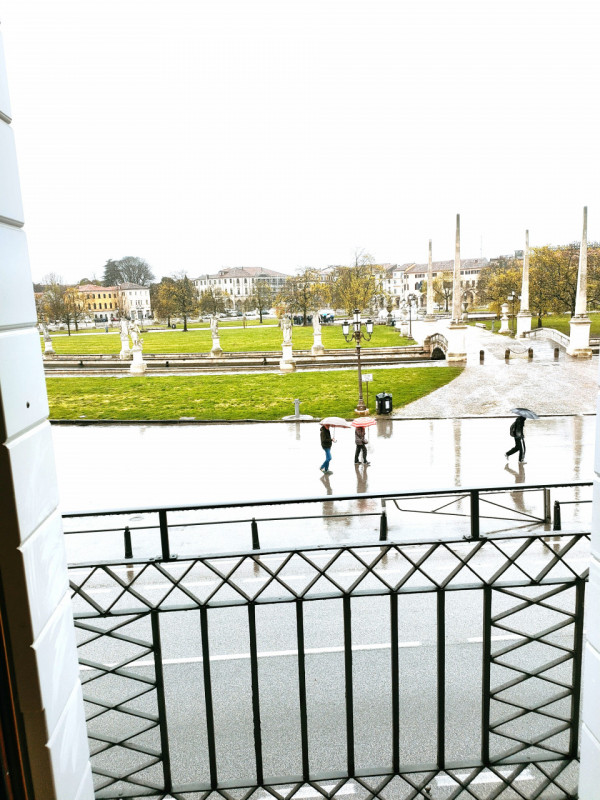 Prato della Valle, frutto di un'importante ristrutturazione, proponiamo attico disposto su due li...