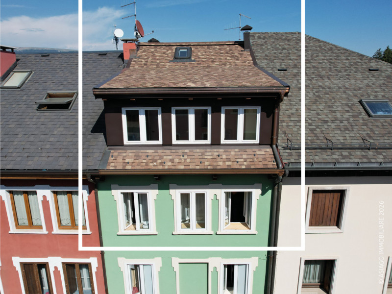 Asiago Immobiliare propone in esclusiva una residenza unica nel cuore di Asiago, caratterizzata d...