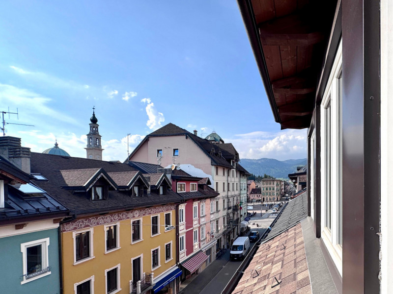 Asiago Immobiliare propone in esclusiva una residenza unica nel cuore di Asiago, caratterizzata d...