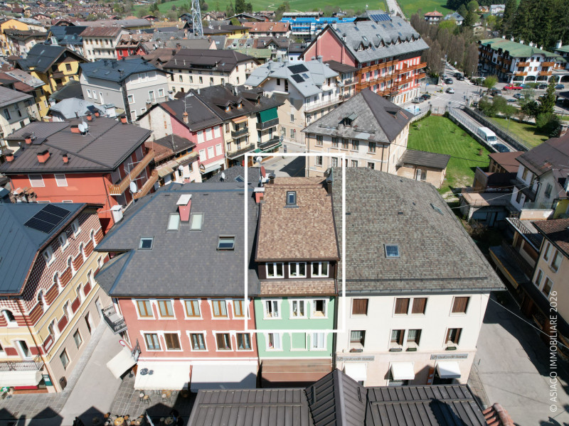 Asiago Immobiliare propone in esclusiva una residenza unica nel cuore di Asiago, caratterizzata d...