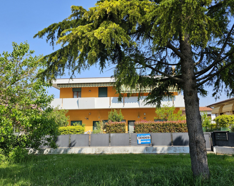 In vendita a Casalserugo, in una tranquilla zona residenziale immersa nel verde ma comoda ai prin...