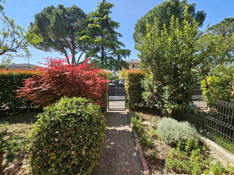 In vendita a Casalserugo, in una tranquilla zona residenziale immersa nel verde ma comoda ai prin...