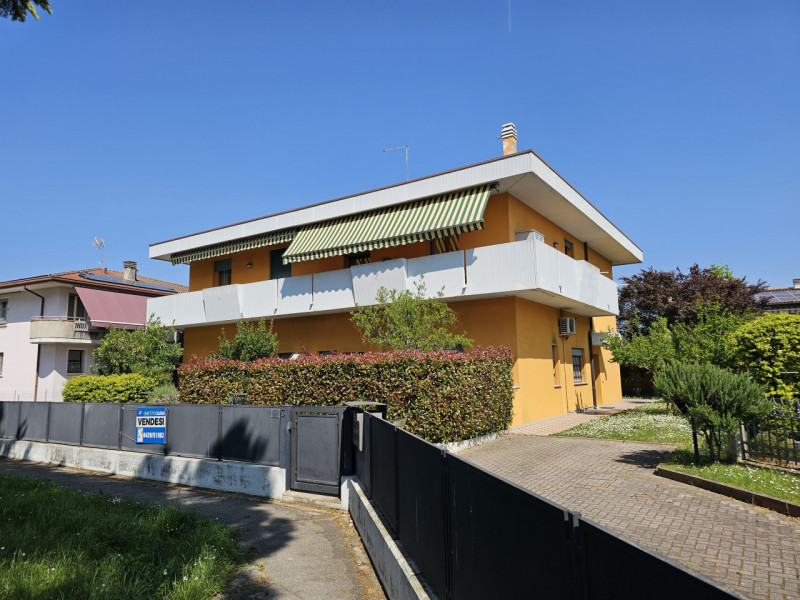 In vendita a Casalserugo, in una tranquilla zona residenziale immersa nel verde ma comoda ai prin...
