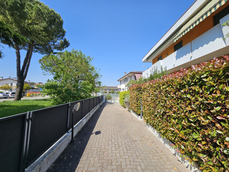 In vendita a Casalserugo, in una tranquilla zona residenziale immersa nel verde ma comoda ai prin...