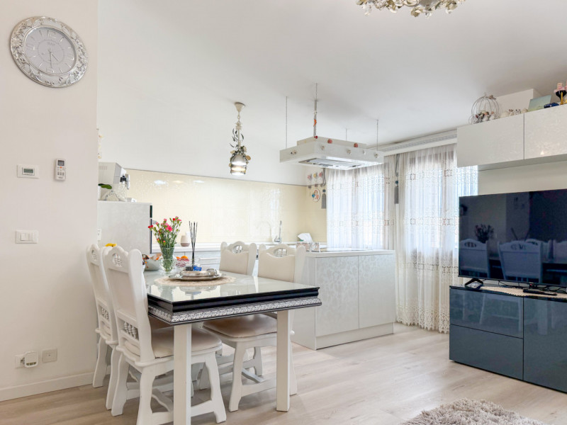 (Per INFO Vittorio 3517343301) Proponiamo in vendita un elegante appartamento quadrilocale di cir...