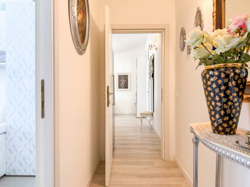 (Per INFO Vittorio 3517343301) Proponiamo in vendita un elegante appartamento quadrilocale di cir...