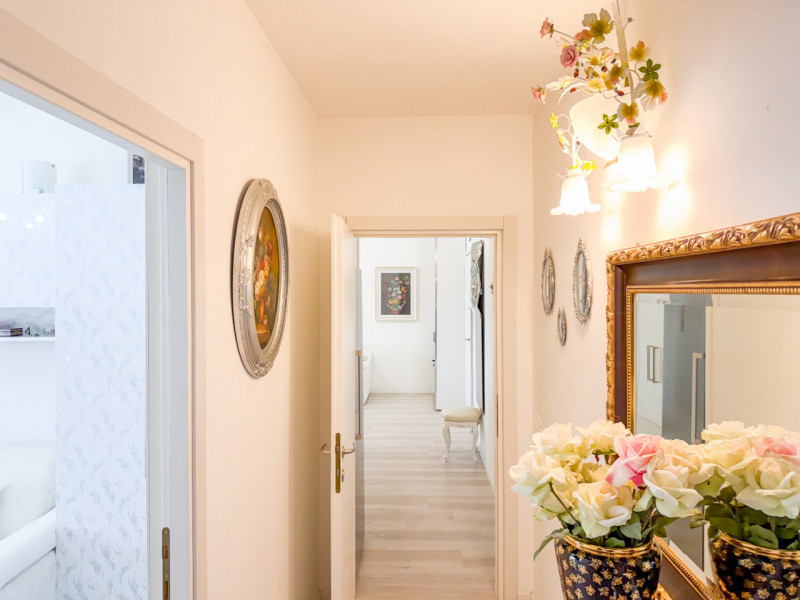 (Per INFO Vittorio 3517343301) Proponiamo in vendita un elegante appartamento quadrilocale di cir...