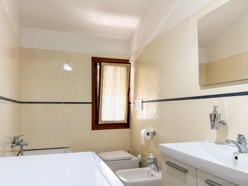 (Per INFO Vittorio 3517343301) Proponiamo in vendita un elegante appartamento quadrilocale di cir...