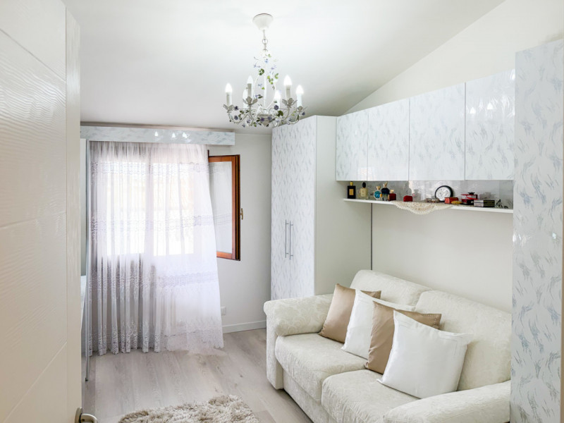 (Per INFO Vittorio 3517343301) Proponiamo in vendita un elegante appartamento quadrilocale di cir...