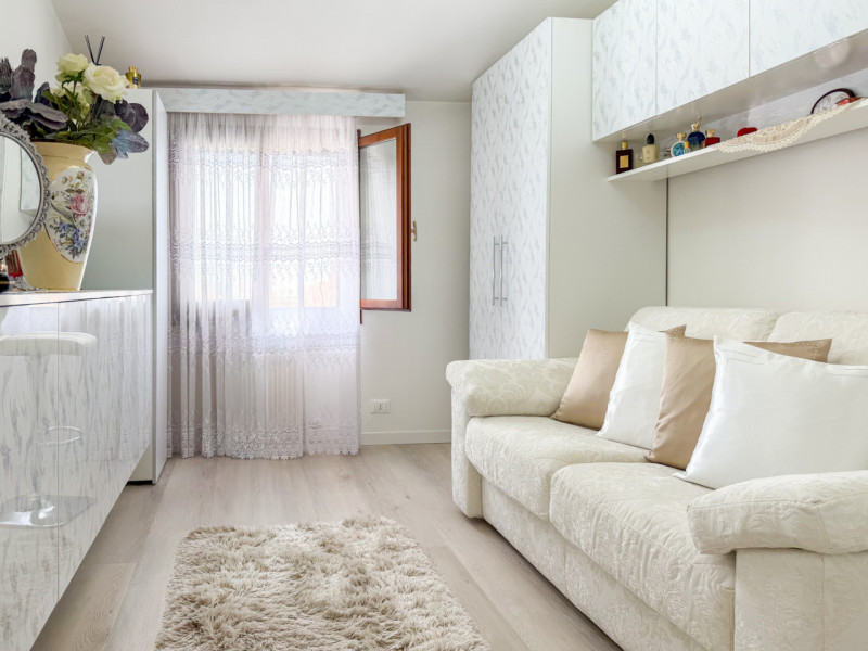 (Per INFO Vittorio 3517343301) Proponiamo in vendita un elegante appartamento quadrilocale di cir...