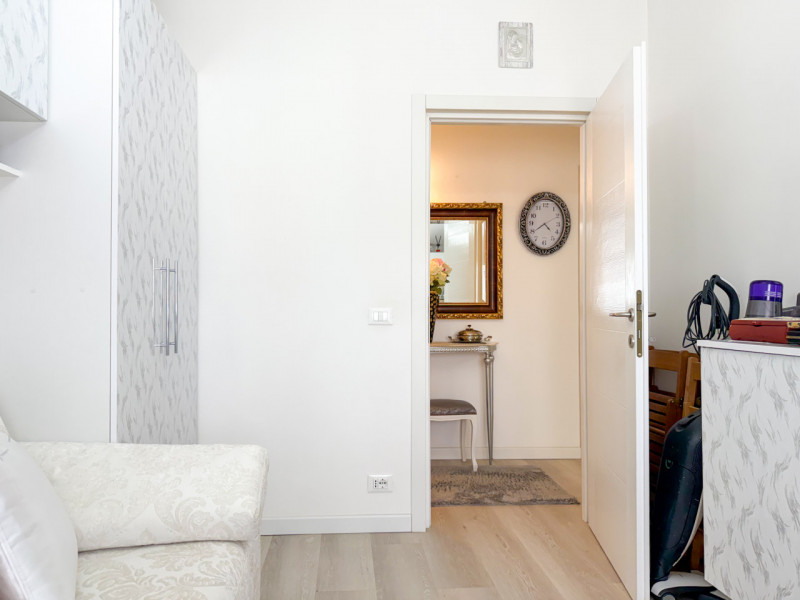 (Per INFO Vittorio 3517343301) Proponiamo in vendita un elegante appartamento quadrilocale di cir...