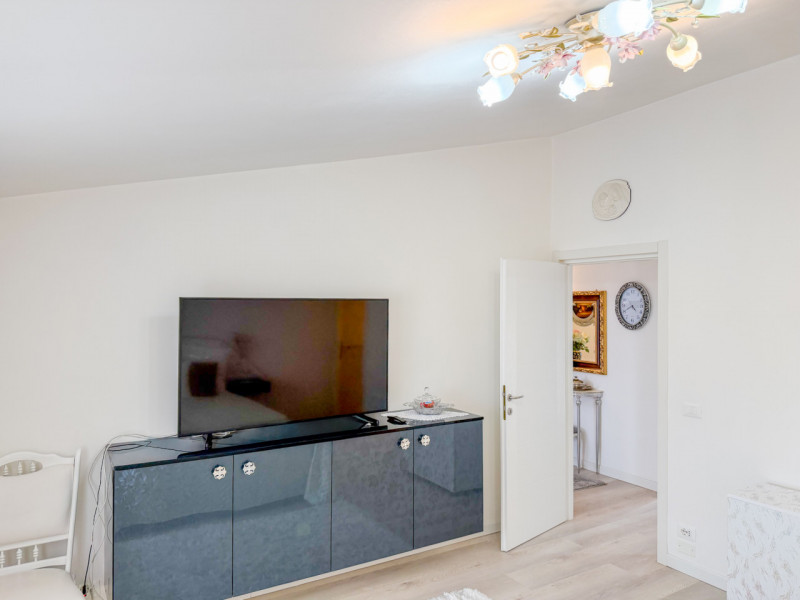 (Per INFO Vittorio 3517343301) Proponiamo in vendita un elegante appartamento quadrilocale di cir...