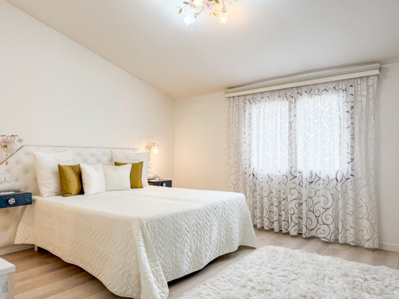 (Per INFO Vittorio 3517343301) Proponiamo in vendita un elegante appartamento quadrilocale di cir...