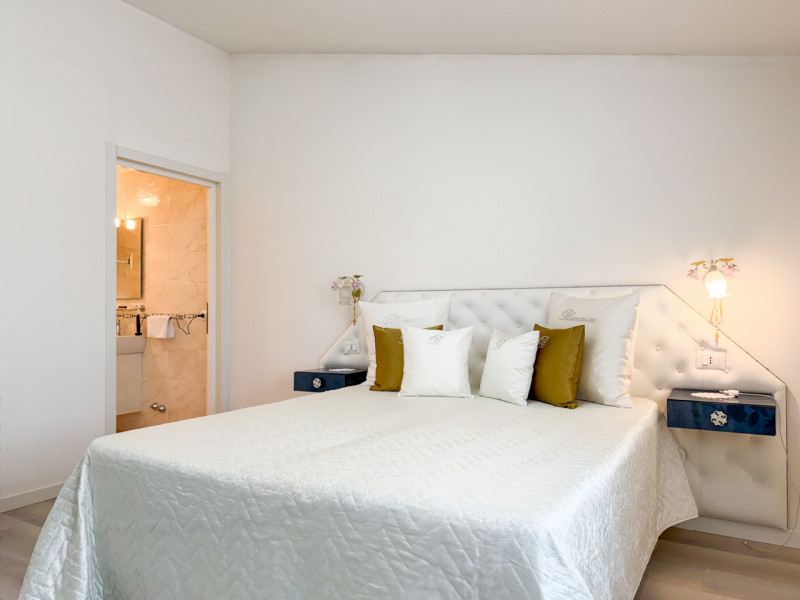 (Per INFO Vittorio 3517343301) Proponiamo in vendita un elegante appartamento quadrilocale di cir...