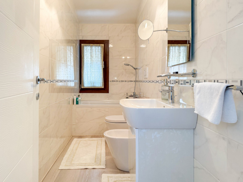 (Per INFO Vittorio 3517343301) Proponiamo in vendita un elegante appartamento quadrilocale di cir...