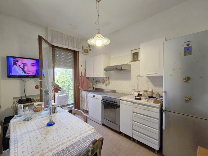 TREVISO S.M.Rovere/Selvana a 1300 metri dalle mura in palazzina rifatta esternamente, vendesi NUD...