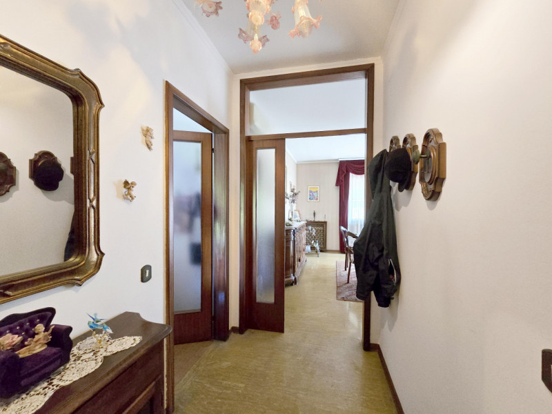 TREVISO S.M.Rovere/Selvana a 1300 metri dalle mura in palazzina rifatta esternamente, vendesi NUD...