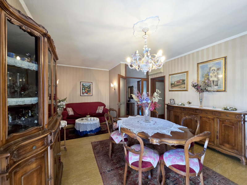 TREVISO S.M.Rovere/Selvana a 1300 metri dalle mura in palazzina rifatta esternamente, vendesi NUD...