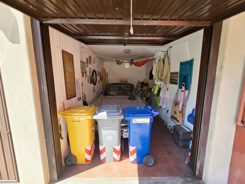 TREVISO S.M.Rovere/Selvana a 1300 metri dalle mura in palazzina rifatta esternamente, vendesi NUD...