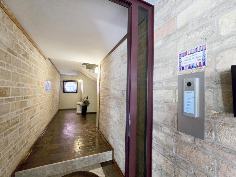 TREVISO S.M.Rovere/Selvana a 1300 metri dalle mura in palazzina rifatta esternamente, vendesi NUD...