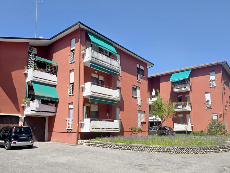 TREVISO S.M.Rovere/Selvana a 1300 metri dalle mura in palazzina rifatta esternamente, vendesi NUD...