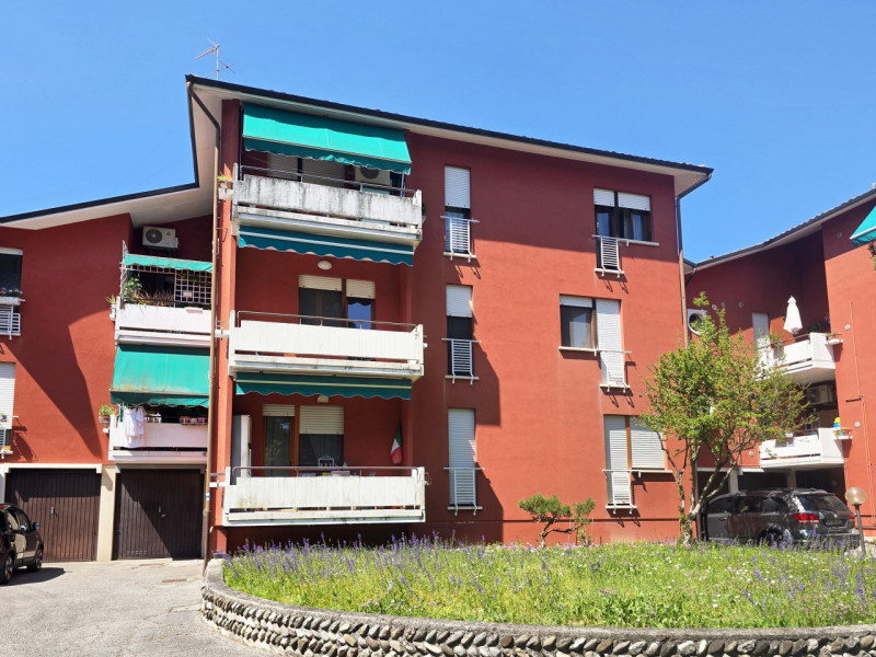 TREVISO S.M.Rovere/Selvana a 1300 metri dalle mura in palazzina rifatta esternamente, vendesi NUD...