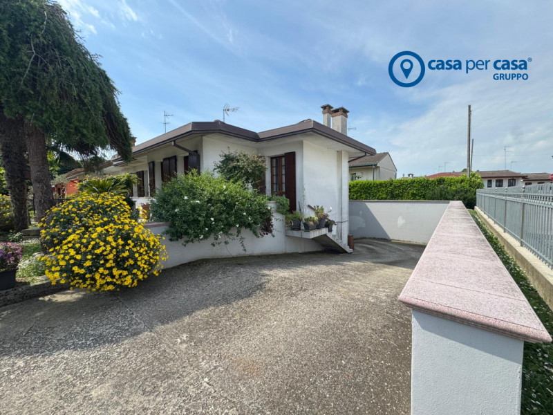 APPROVATO GRUPPO CASA PER CASA: VALUTATO, CONTROLLATO, GESTITO IN ESCLUSIVA!

ZONA:
L'abitazione ...