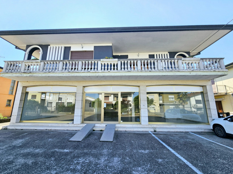 A Casale di Scodosia, proponiamo in vendita un ampio locale commerciale con parcheggi sul fronte....