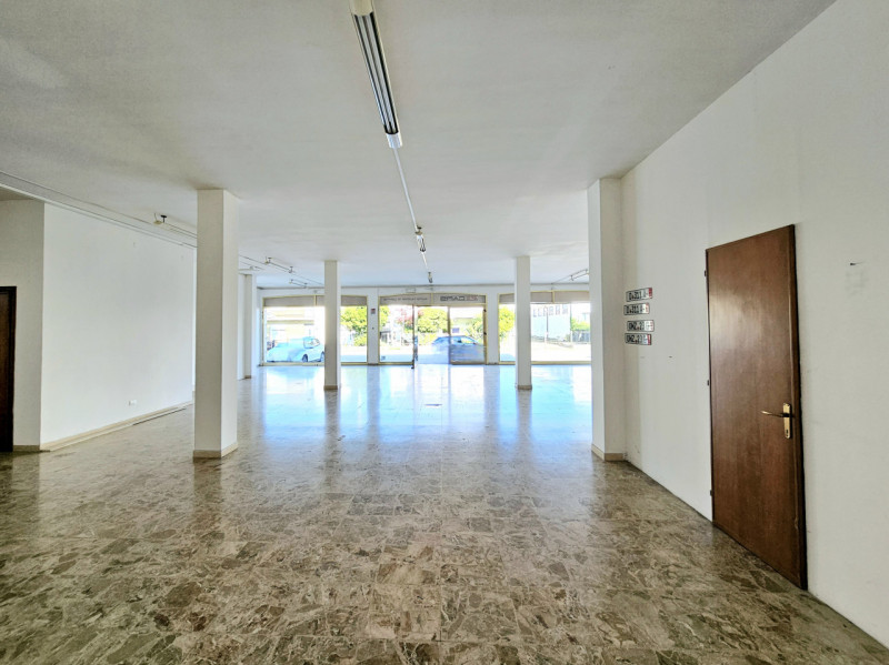 A Casale di Scodosia, proponiamo in vendita un ampio locale commerciale con parcheggi sul fronte....