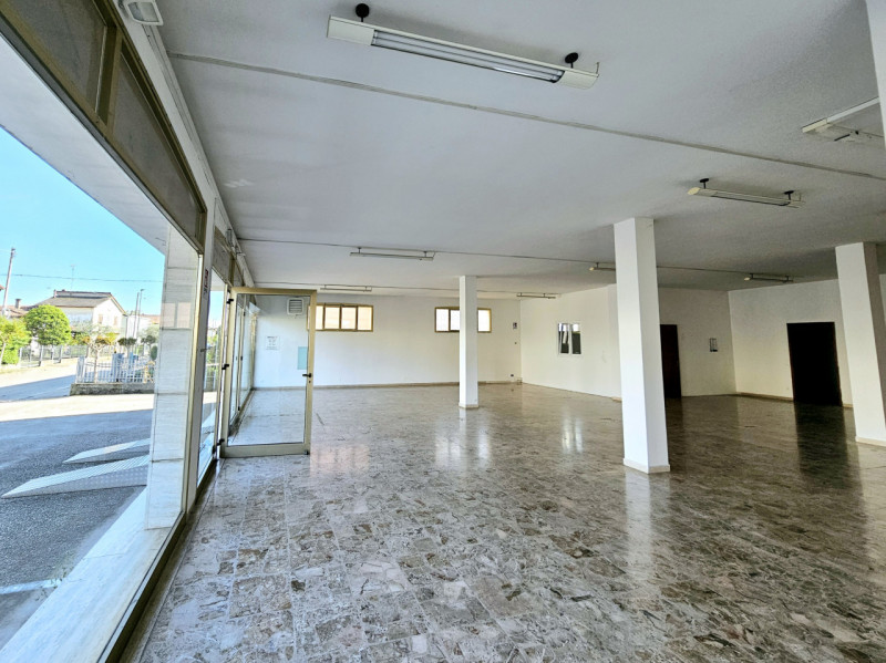 A Casale di Scodosia, proponiamo in vendita un ampio locale commerciale con parcheggi sul fronte....