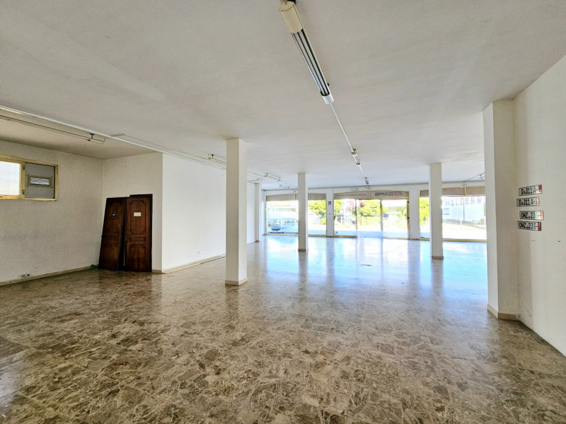 A Casale di Scodosia, proponiamo in vendita un ampio locale commerciale con parcheggi sul fronte....