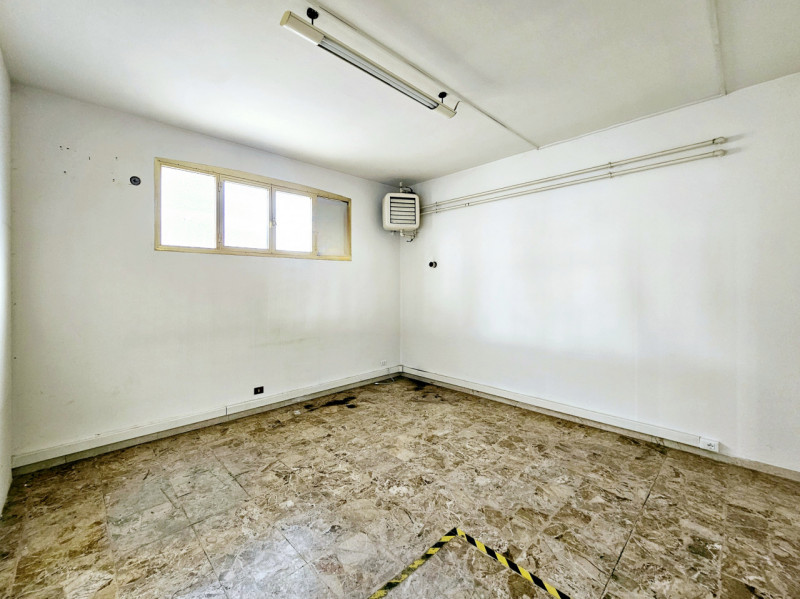 A Casale di Scodosia, proponiamo in vendita un ampio locale commerciale con parcheggi sul fronte....