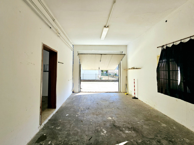 A Casale di Scodosia, proponiamo in vendita un ampio locale commerciale con parcheggi sul fronte....