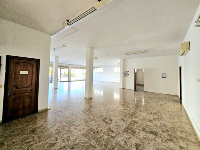 A Casale di Scodosia, proponiamo in vendita un ampio locale commerciale con parcheggi sul fronte....